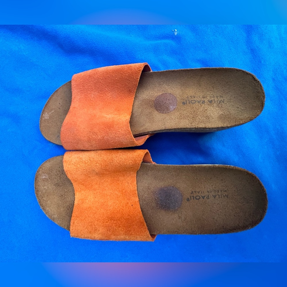 Size 6. Fits a 6 1/2. Orange leather, small heal.